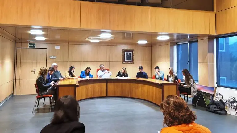 Concejales en el Pleno municipal de Noja.