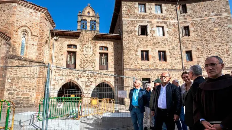 Visita de las autoridades políticas y religiosas a las obras del Monsterio de Santo Toribio.