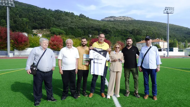 Un momento en el centro del campo del Paloma del homenaje a 'Didi'. R.A.