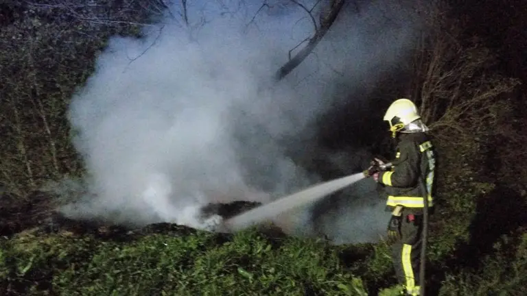 Los bomberos controlan el incendio.
