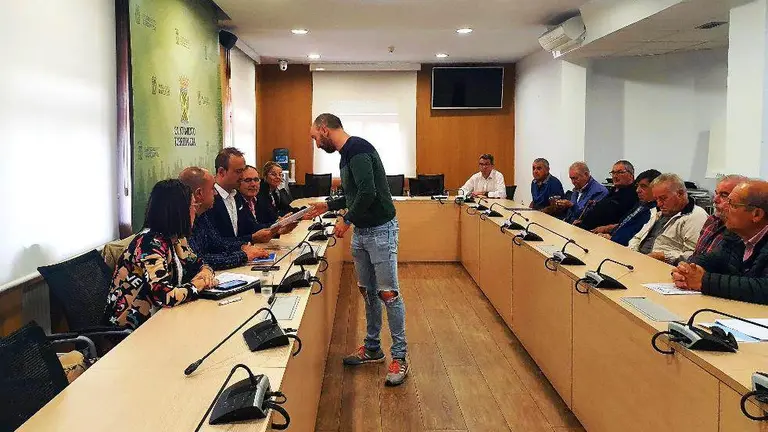Acto de entrega de las firmas de Tanos en Torrelavega.