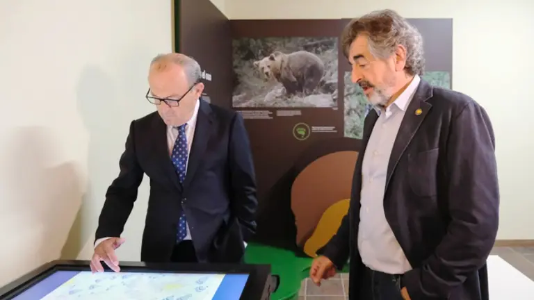 Las autoridades visitan las instalaciones de la Casa del Oso en el Parque de Cab&aacute;rceno.