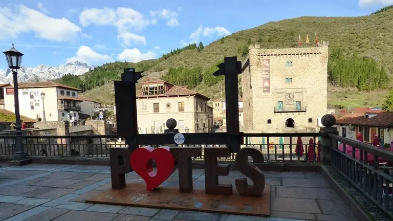 Torre del infantado en el municipio de Potes. R.A.