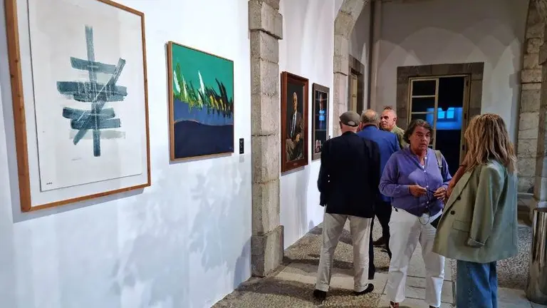 Un momento de la inauguración de la exposición de artistas cántabros en el Parlamento.