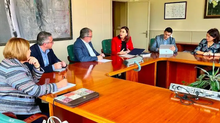 Reuni&oacute;n entre la Consejer&iacute;a y la Universidad de Cantabria.