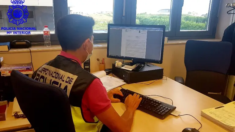 Agente de la Polic&iacute;a Nacional de Cantabria.