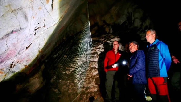 Las autoridades políticas y el príncipe visitaron la cueva de Monte del Castillo.