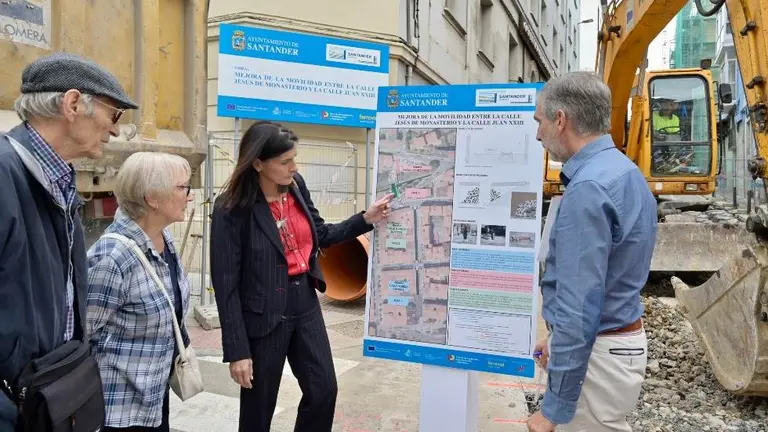 Las autoridades pol&iacute;ticas visitan las obras iniciadas de la escalera mec&aacute;nica.