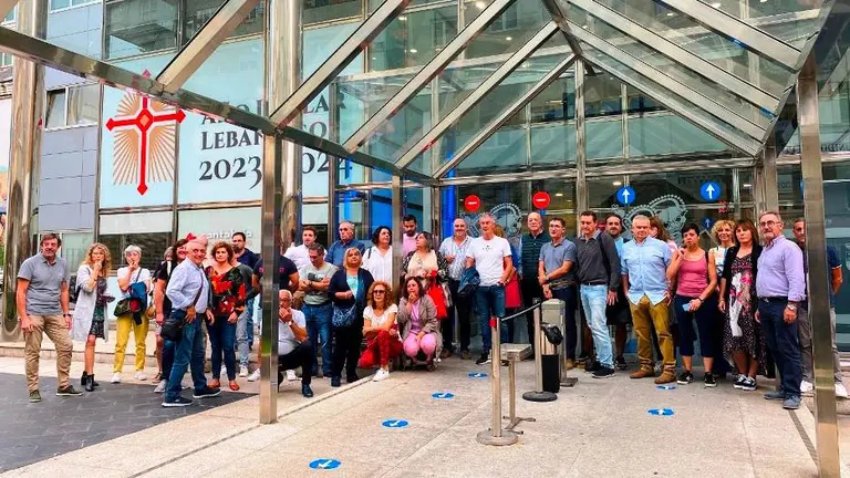 Concentración junto al Gobierno de Cantabria.