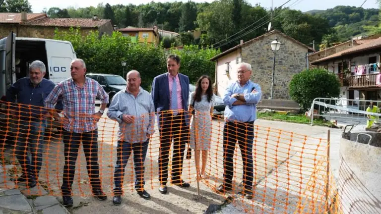 Las autoridades políticas visitaron las obras de saneamiento.