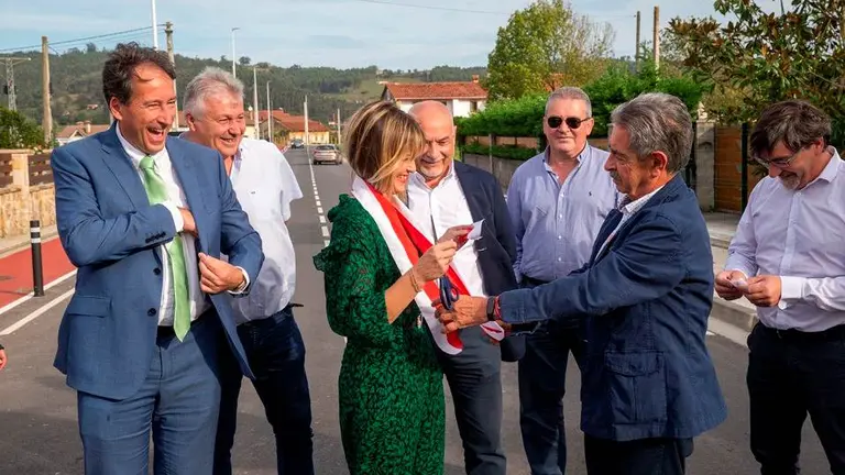 Un momento de la inauguraci&oacute;n de la carretera con la presencia de los pol&iacute;ticos.
