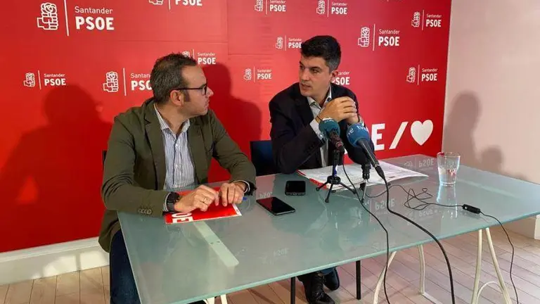 Daniel Fern&aacute;ndez, a la derecha, y N&eacute;stor Serrano, del PSOE de Santander.
