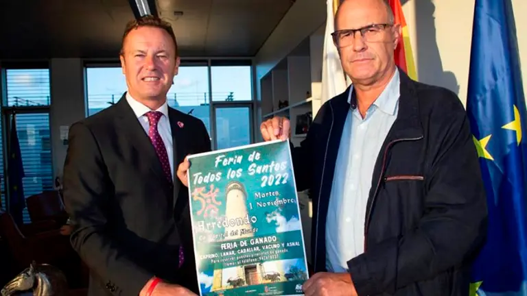 El consejero de Desarrollo Rural, Ganadería, Pesca, Alimentación y Medio Ambiente, Guillermo Blanco, izquierda, presenta, junto al alcalde de Arredondo, Leoncio Carrascal, la feria ganadera de Todos los Santos.