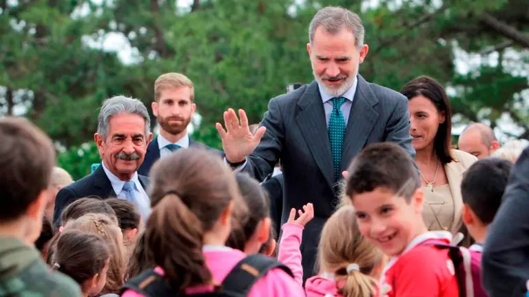 El Rey de Espa&ntilde;a salud&oacute; a los j&oacute;venes lideres en La Magdalena.