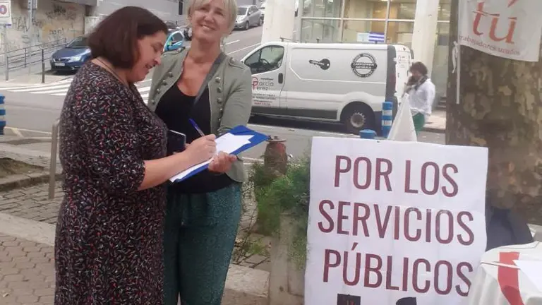 Representantes sindicales frente a la Consejer&iacute;a de Educaci&oacute;n.