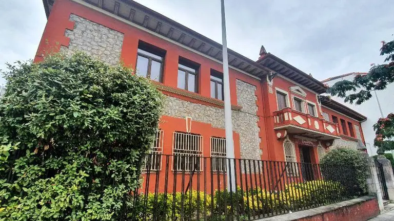 Edificio de la antigua se de la Cámara de Comercio en La LLama.