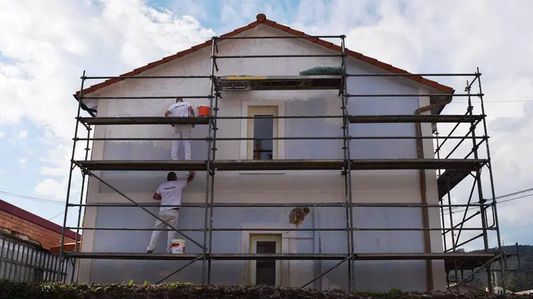 Vista de la reforma de las antiguas escuelas de Parbay&oacute;n, en Pi&eacute;lagos.