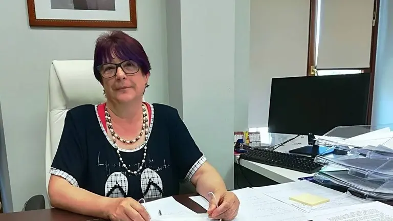 La alcaldesa de Guriezo, Mar&iacute;a Rivero, en su despacho en la Casa Consistorial. R.A.