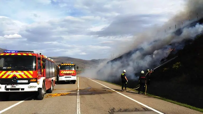 Bomberos en el momento de la extinción.