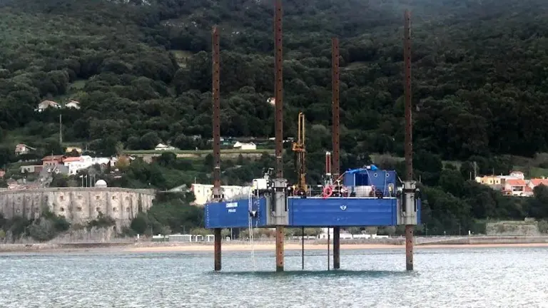 Prospecciones en la bocana entre Laredo y Santo&ntilde;a.