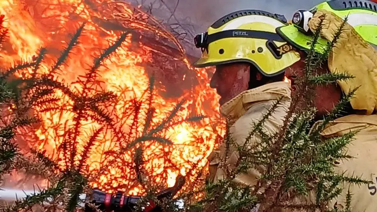 Un momento de la extinci&oacute;n de incendios por parte de los Bomberos.