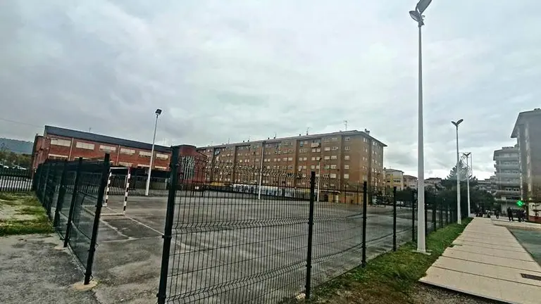 Pista que se cubrirá ubicada junto al centro educativo.