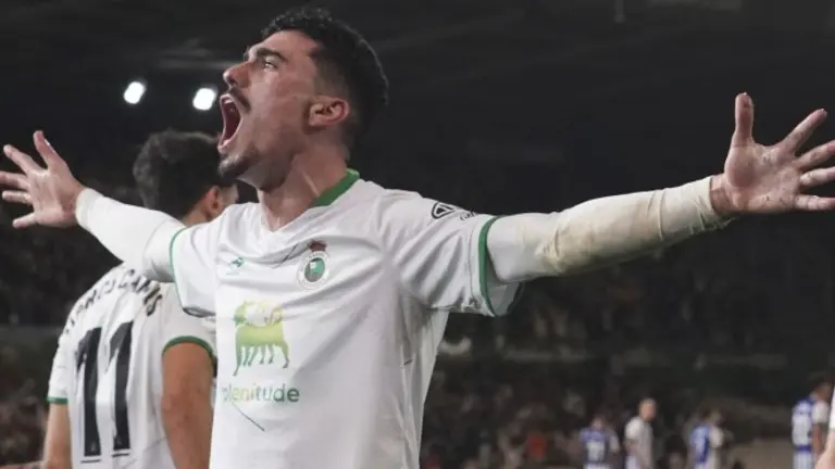 El Racing sufri&oacute; que le anulasen dos goles tras consultar el &aacute;rbitro el VAR.