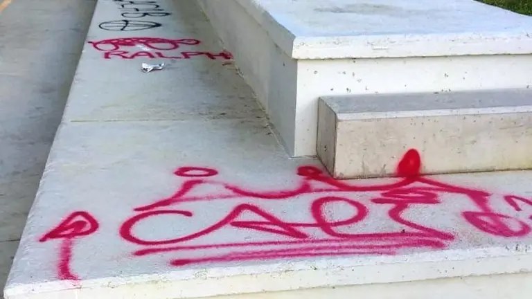 Grafiti en una zona de ocio en Santa Cruz de Bezana.