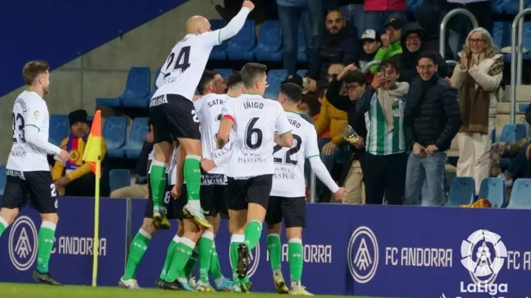 Los jugadores del Racing celebraron el gol.