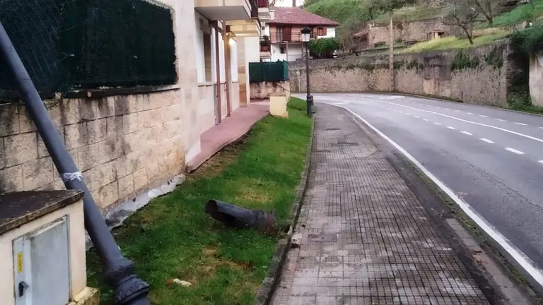 Farola afectada tras el accidente en este tramo de carretera en Limpias.