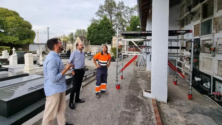 Urraca visita las mejoras que se están llevando a cabo en el cementerio de Geloria
