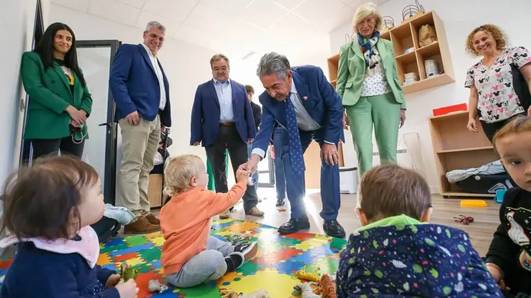 Las autoridades políticas en la inauguración del centro infantil Noja.