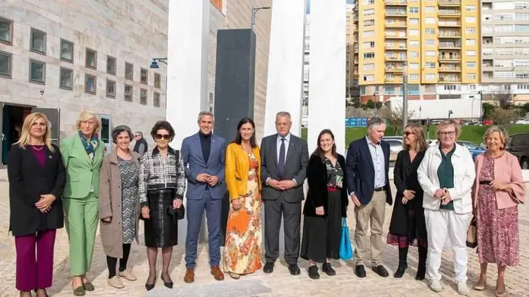 Las autoridades pol&iacute;ticas y Paloma O?sea en la inauguraci&oacute;n de la escultura.