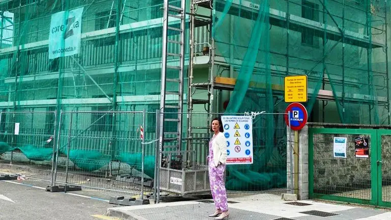 La portavoz del PP en Torrelavega, Marta Fernández, junto a las obras del Centro Cívico de Sierrapando.