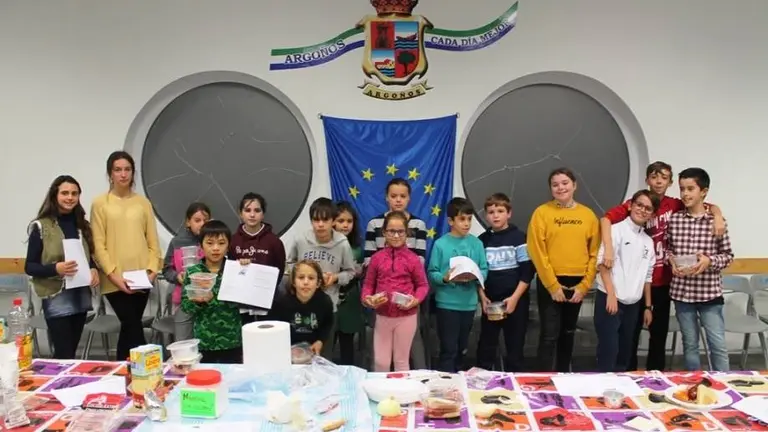 J&oacute;venes alumnos un un curso de cocina europea en Argo&ntilde;os.