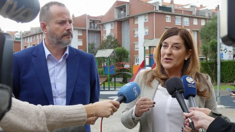 Los pol&iacute;ticos del PP se reunieron con los vecinos de Guarnizo afectados por la ocupaci&oacute;n.