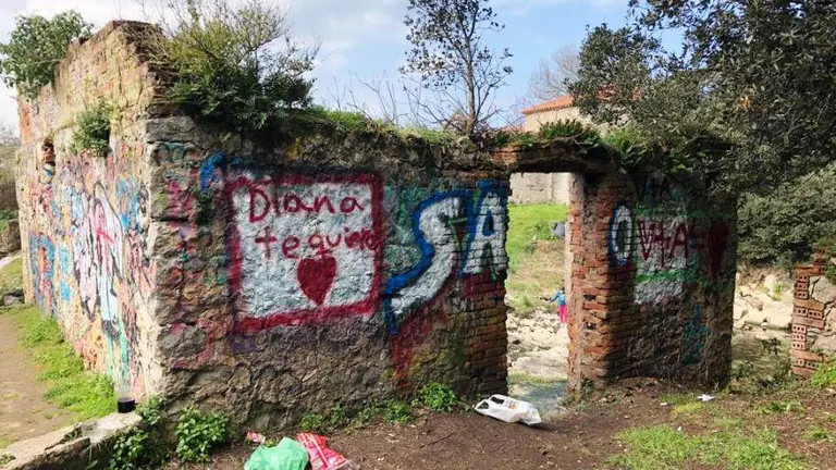 Molino de San Juan, en santa Cruz de Bezana, con pintadas.