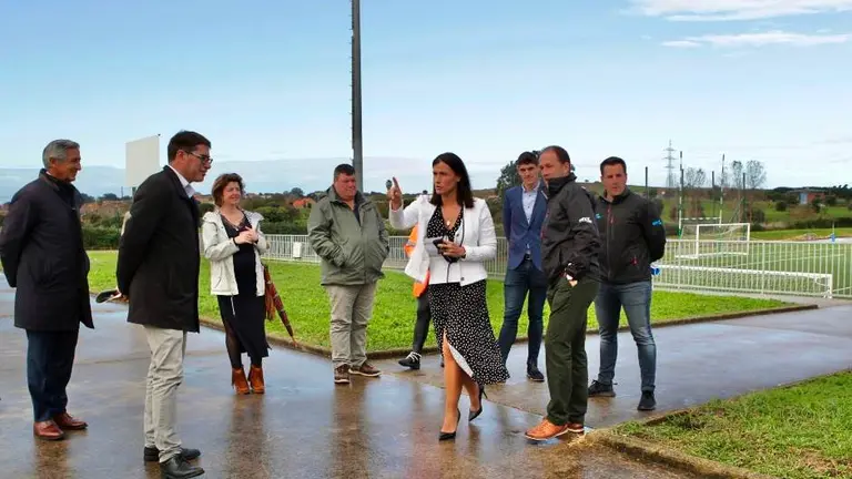 Las autoridades pol&iacute;ticas visitaron la zona del futuro campo de f&uacute;tbol ocho.