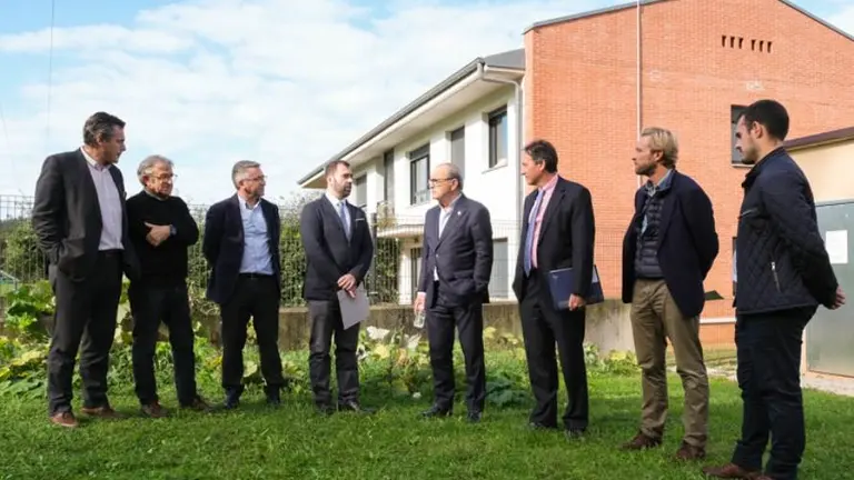 Las autoridades políticas visitaron la vivienda en Novales, en Alfoz de Lloredo.