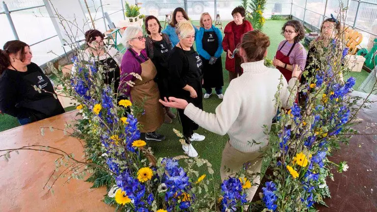 Alumnos del taller floral en Camargo.