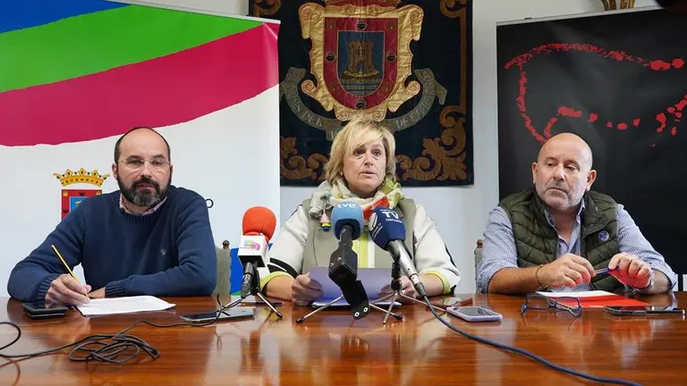 Los representantes del PSOE de Camargo en rueda de prensa.
