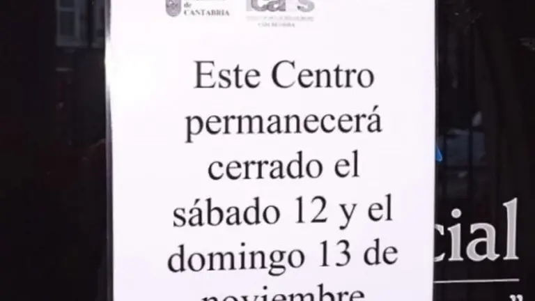 Cartel del cierre del Centro de Mayores de Reinosa.