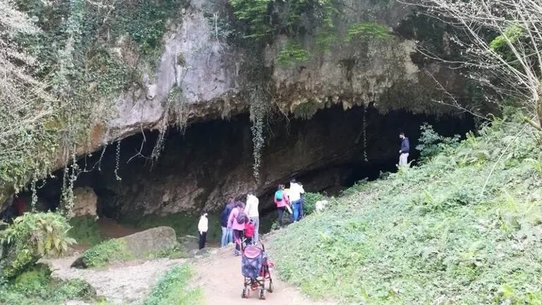 Cueva en la ruta de Rasines. R.A.