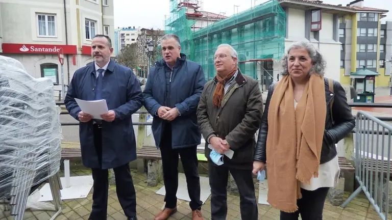 Portavoces de la oposici&oacute;n en El Astillero. R.A.