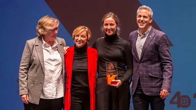 Entrega del premio a la familia de la gestora y productora cultural.