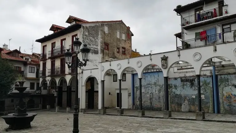 Plaza en el municipio de Laredo. R.A.
