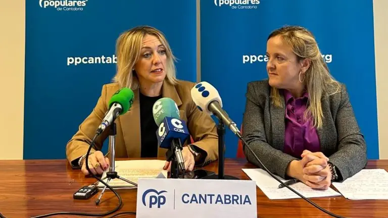 La diputada regional, Isabel Urrutia, a la derecha, y la concejala.