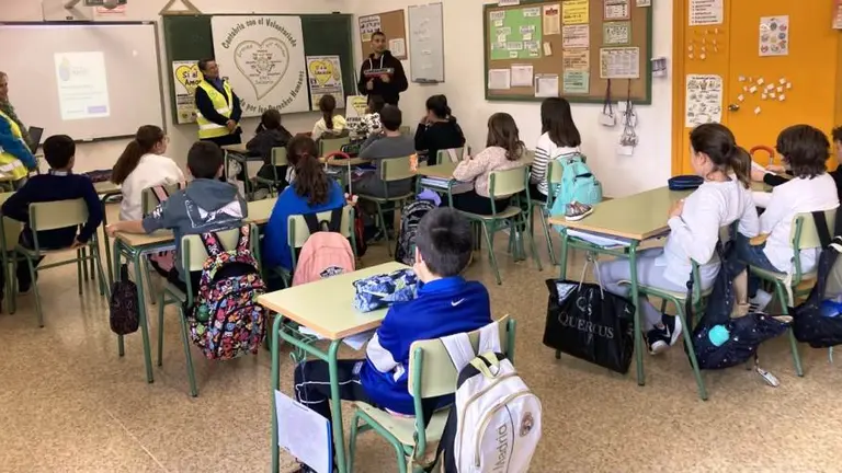 Visita a un colegio de los voluntarios de la Marcha Solidaria.