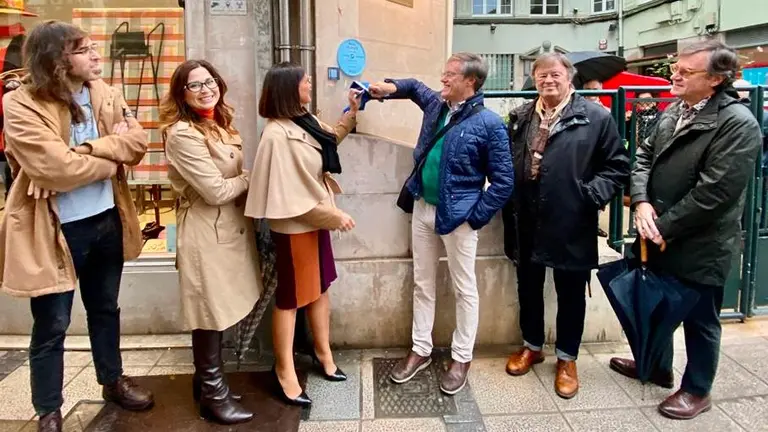 Descubrimiento de la placa en honor a &Aacute;ngel de la Hoz en Santander.
