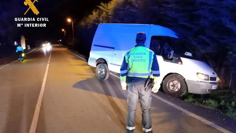 La Guardia Civil con la furgoneta.